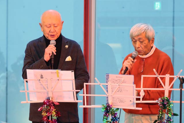 「想い出の渚」を歌う長谷川さん(左)と草野会長