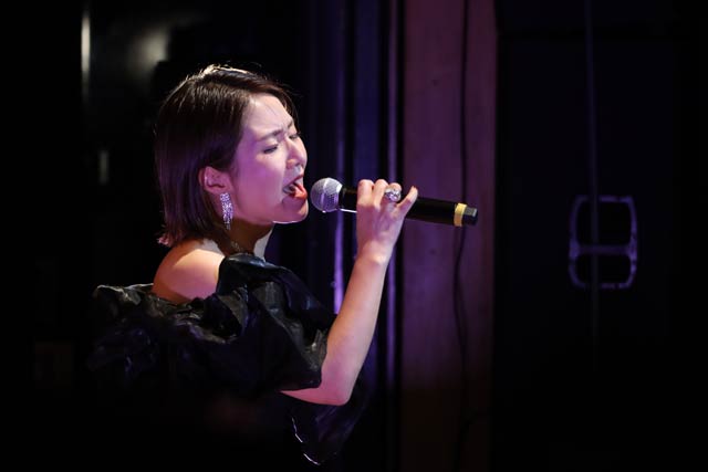 熱唱する吉田睦さん
