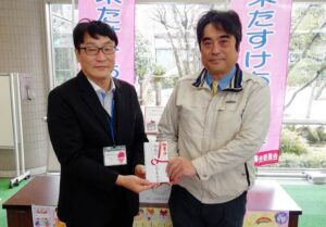 下田ライオンズクラブの長橋会長(右)と笹川事務局長