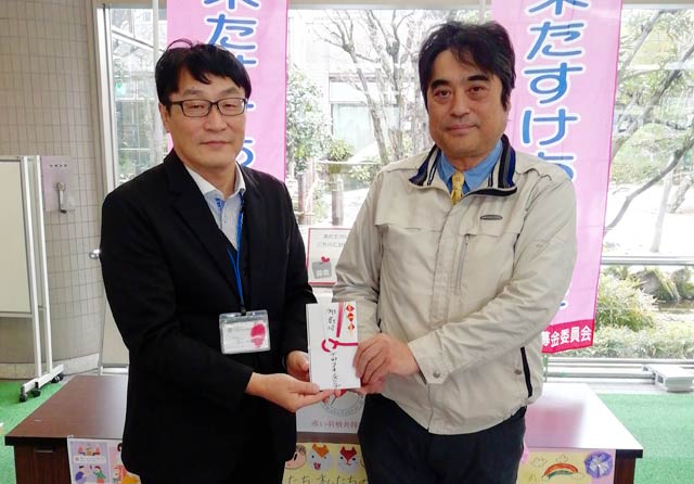 下田ライオンズクラブの長橋会長(右)と笹川事務局長