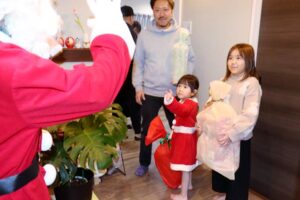 家族に代わって各家庭を回ってクリスマスプレゼントを届ける