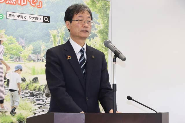 定例会見する鈴木市長