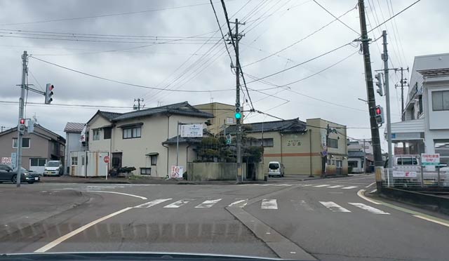 、灰方方面から渡辺輪店の丁字路は開通初日から直進する左折して開通区間へ向かう車の方が多い