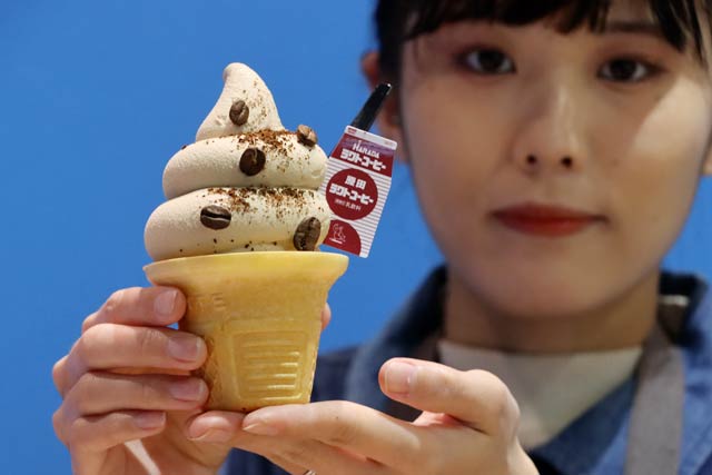 季節限定販売を開始した「原田ラクトコーヒーソフトクリーム」