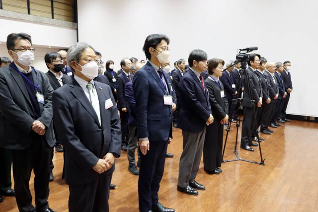 訓示を聴く職員