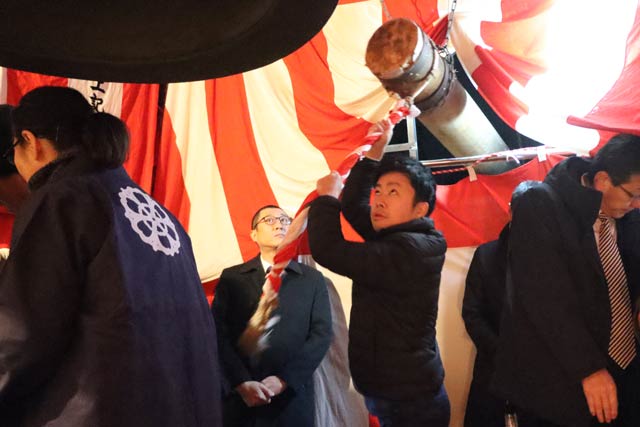 本成寺で除夜の鐘をつく滝沢市長
