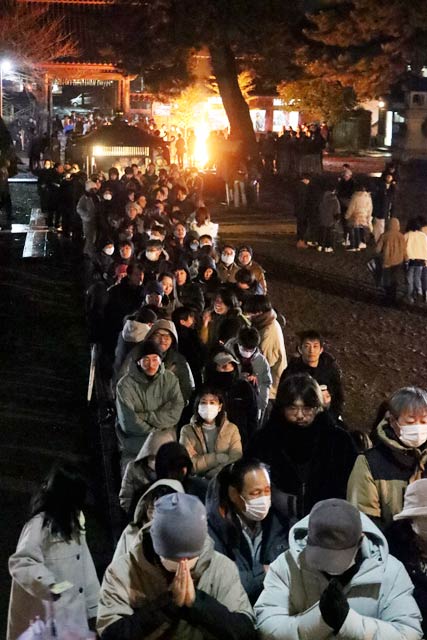 本堂前から連なる参拝者の列