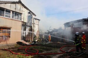 元日に加茂市矢立で少なくとも3棟が燃える火災