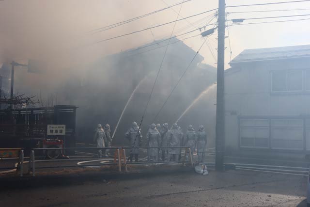 煙の中で消火活動