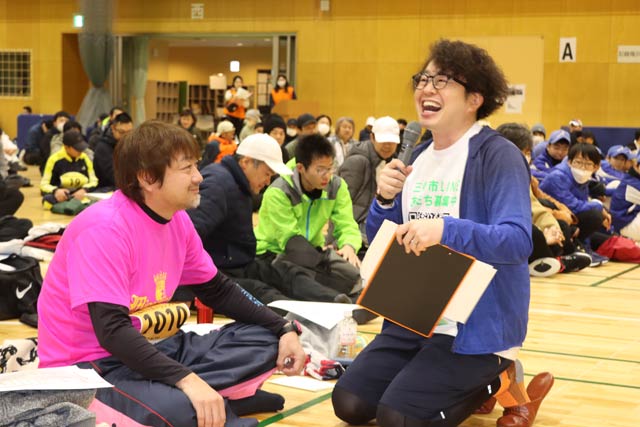 開会式で参加者に関田さんがインタビュー