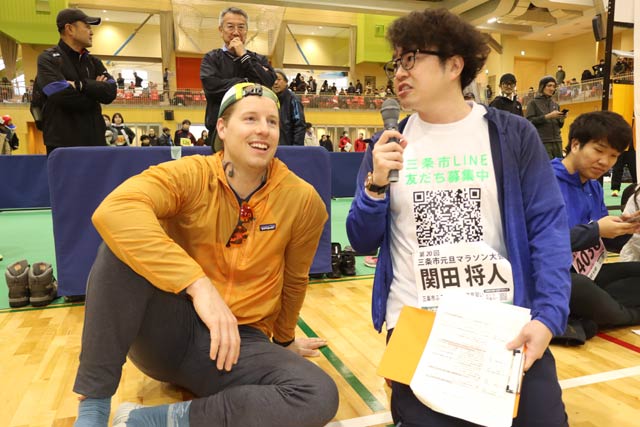 開会式で参加者に関田さんがインタビュー