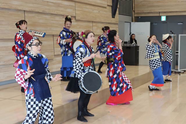 三条市の図書館等複合施設「まちやま」で公演する「華やぎちんどん隊」