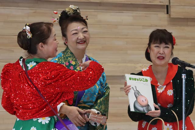 中央が「お福」こと燕市の上田佳澄さん