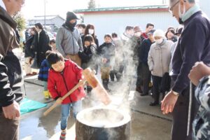 青空の正月3日の福勝寺おもちつき大会は過去最多の300人が来場