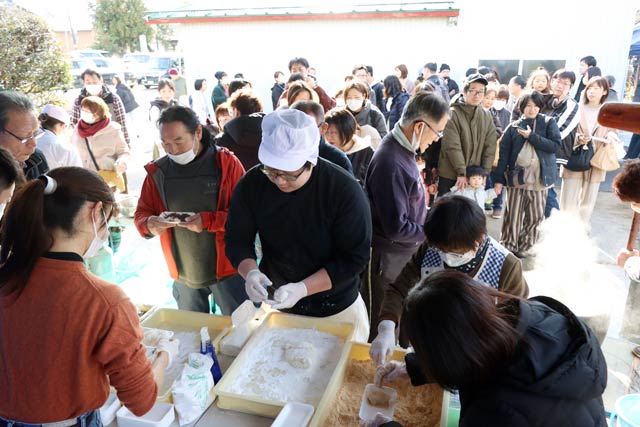 もちをついたあとからきな粉とあんこをつけて配布