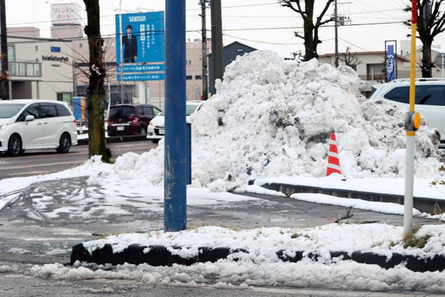 商業施設駐車場の隅に除雪でできた雪の山