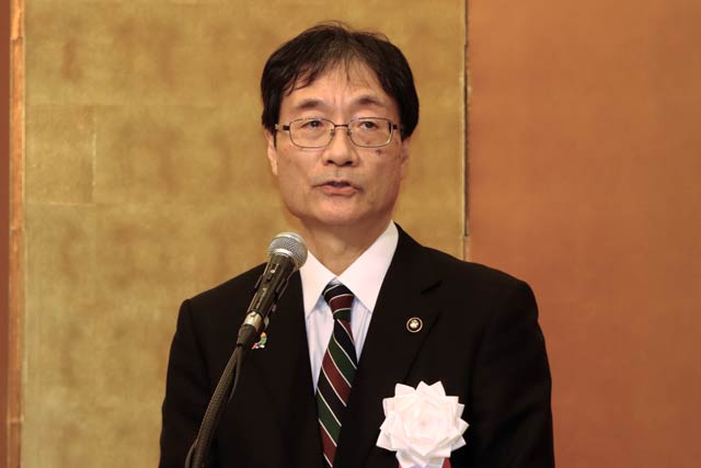 燕市新春賀詞交換会であいさつする鈴木市長