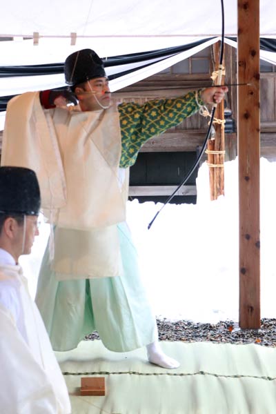 弥彦神社で弓始神事の百射の儀