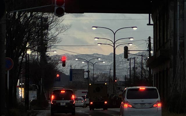7日夕方の燕三条駅下から晴れて赤みがかった西の空