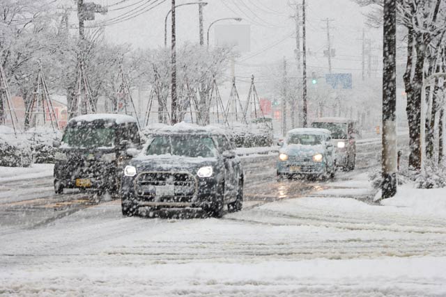 午後3時ごろ燕三条駅付近で猛烈な雪