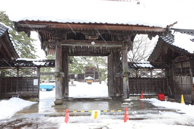境内が雪に覆われた本成寺