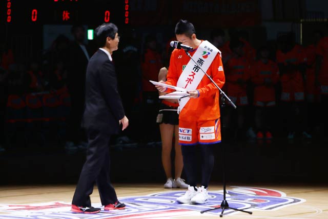 池田選手に任命書などを手渡す