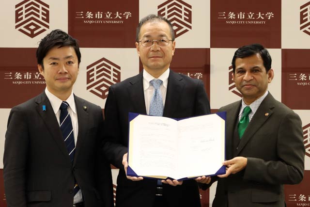 左から滝沢市長、佐藤社長、シャハリアル学長