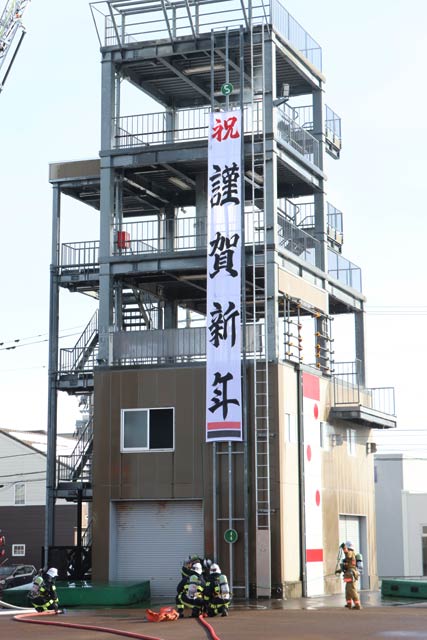 サプライズの職員が「祝謹賀新年」と書いた巨大な横断幕