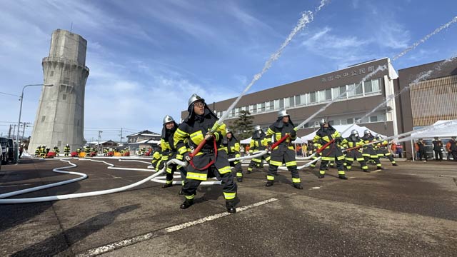 燕市の消防出初め式の一斉放水