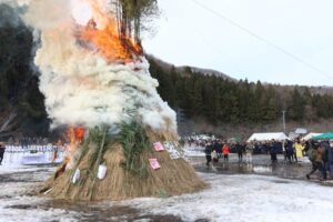 青空の下で小正月の「国上塞の神」は大にぎわい