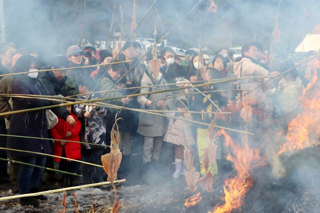 塞の神の火でするめを焼く