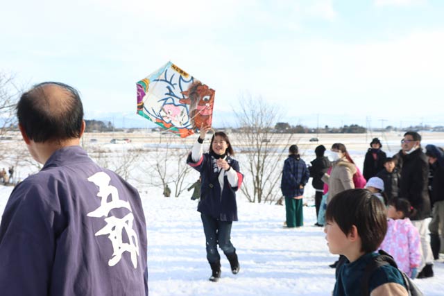三条凧協会が凧あげ