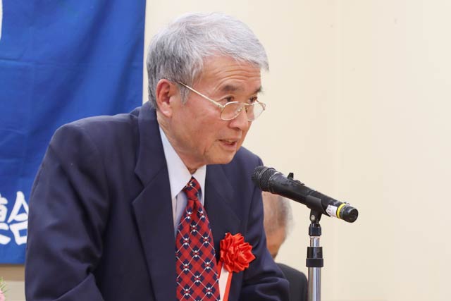 熟年成人舎感謝の言葉を述べる若葉会の渡辺英昭さん