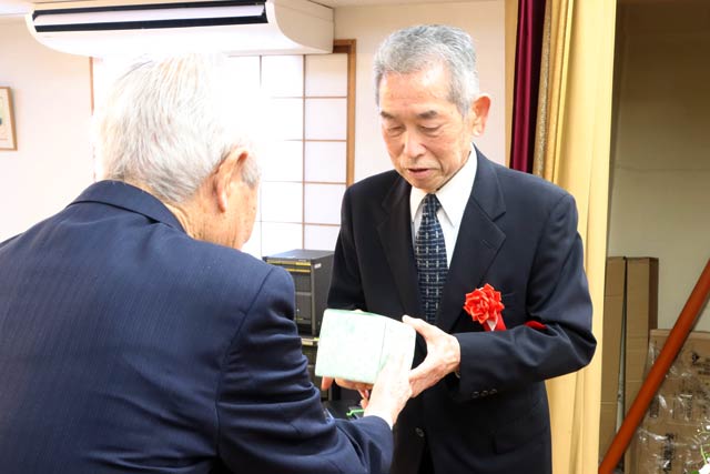 熟年成人者に記念品贈呈