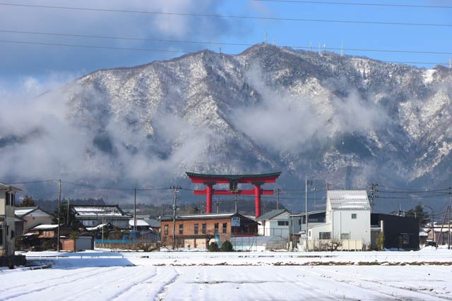 13日午前11時半ごろ弥彦村で大鳥居と弥彦山