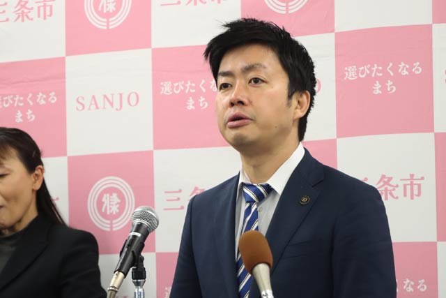 定例記者会見を行う滝沢市長