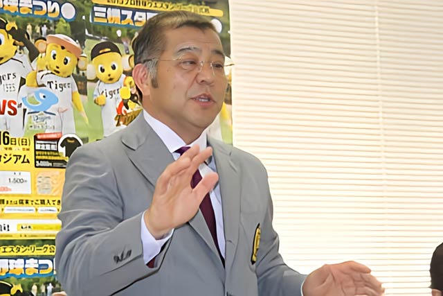 2013年6月に三条市で開催されたウエスタン・リーグ公式戦阪神対中日に先立って三条市で行われた記者会見に出席した掛布さん