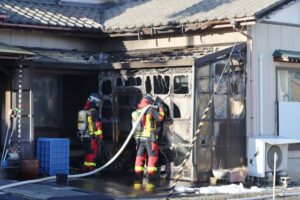 燕市で住宅にくっついた物置が燃える火災