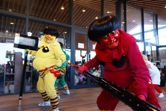 「道の駅 庭園の郷 保内」で鬼踊り出張公演
