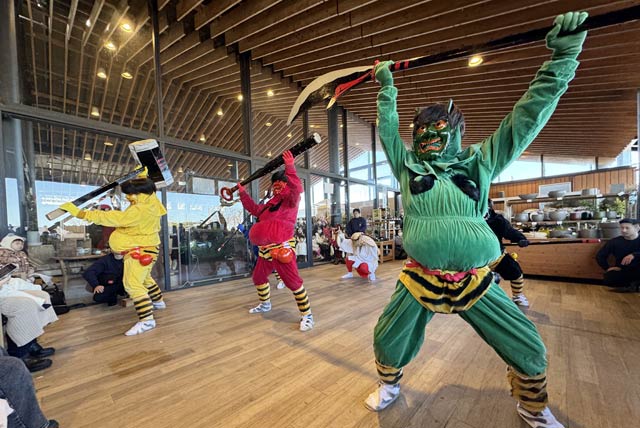 「道の駅 庭園の郷 保内」で鬼踊り出張公演