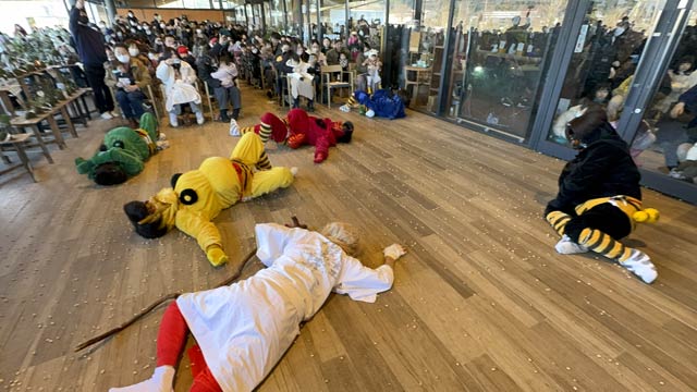 豆つぶて浴びて倒れる