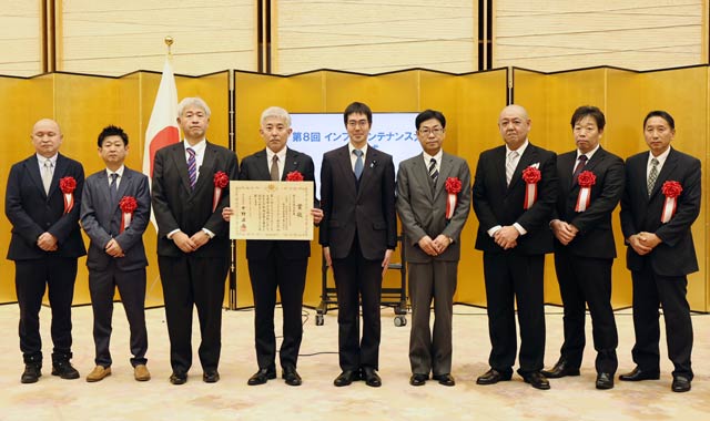 第8回インフラメンテナンス大賞表彰式で国土交通大臣賞を受けたパシフィックコンサルタンツ