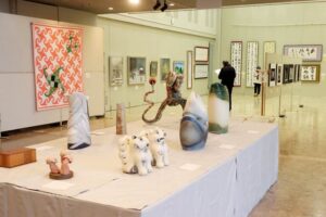 昨年の公募展から加茂市の美術界を振り返る新春美術展が開幕