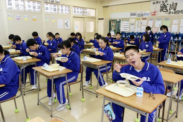 給食で「がんばるねぎ入り生姜醤油らーめん」を食べる田上中2年生