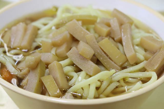 自分でスープに中華めんを煎れてたがみめんまをトッピングして味わう
