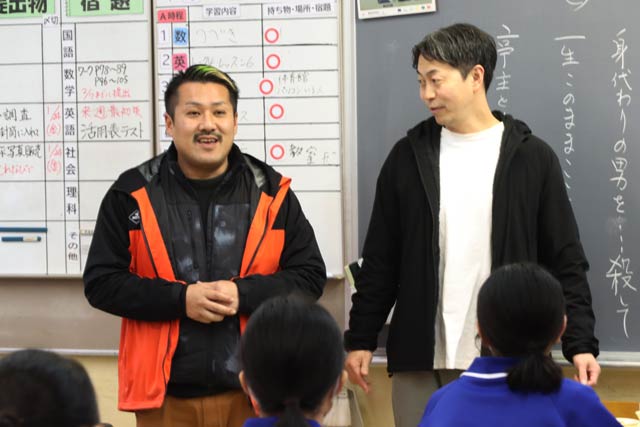 佐藤さん(左)と馬場駅長