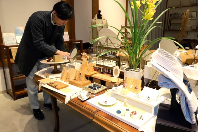 レジエの店舗で浅野代表取締役