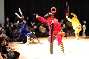 「まちやま」の鬼踊り出張公演は照明効果で迫力倍増