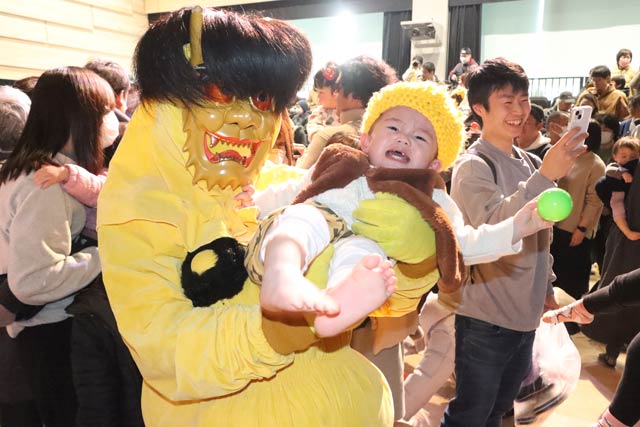 鬼に抱っこされて大泣き
