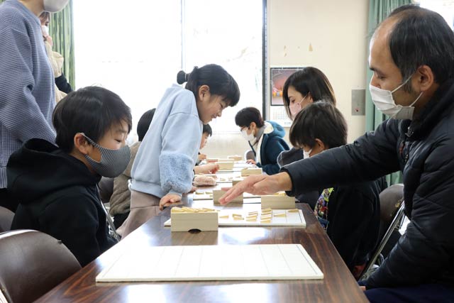 指導対局以外の時間は参加者や三条将棋連盟会員と対局